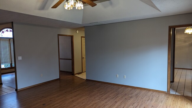 Building Photo - 754 S Sparks Ave
