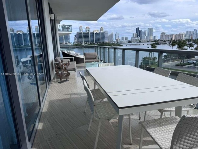 Foto del edificio - 3250 NE 188th St