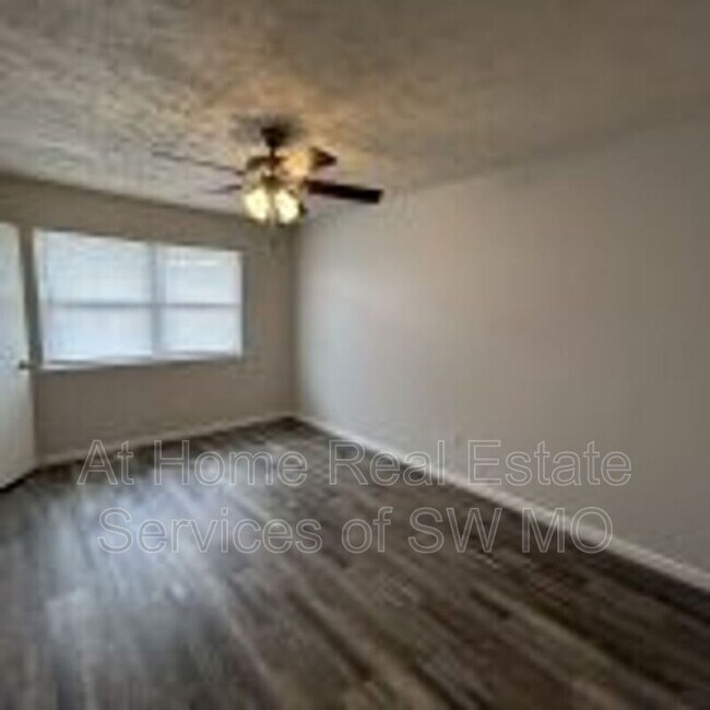 Foto del edificio - 3351 E Linwood St