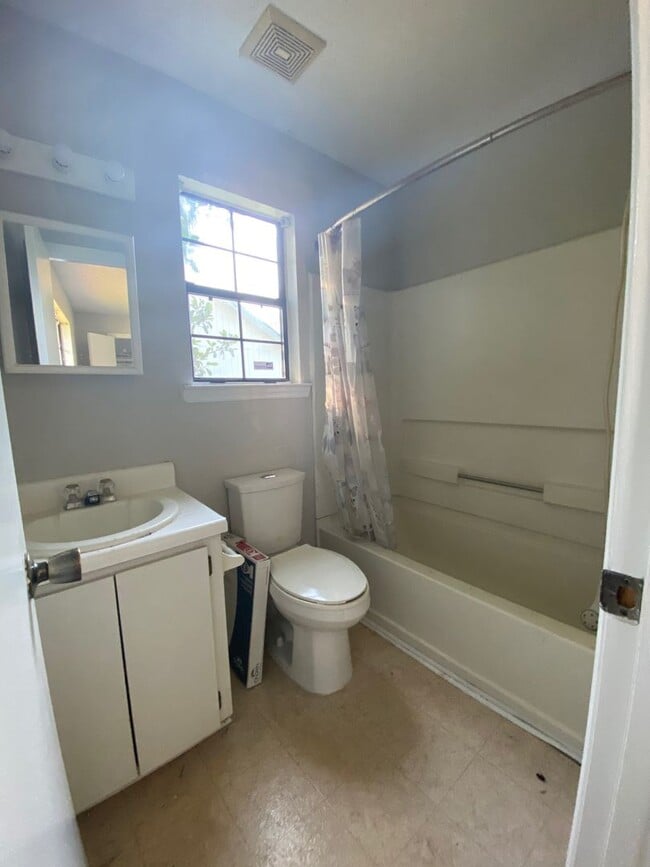 Foto del edificio - Ridgewood Subdivision Gem: 3-Bedroom Home with Fenced Yard.