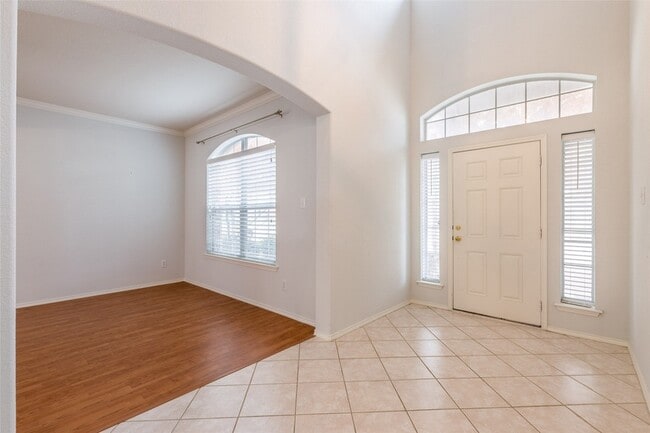 Building Photo - 8417 Robertson Dr
