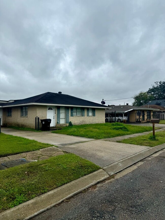 Building Photo - New Available 3 Bedroom / 2 Bath Home