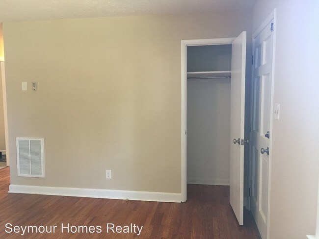 Building Photo - 127 Oak Circle Dr