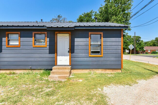Building Photo - Affordable & Updated 1BR Home – Vacant Move-In Ready!