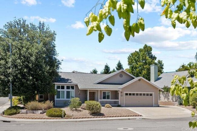 Building Photo - GORGEOUS 3 BEDROOM 2 BATH SINGLE FAMILY HO...