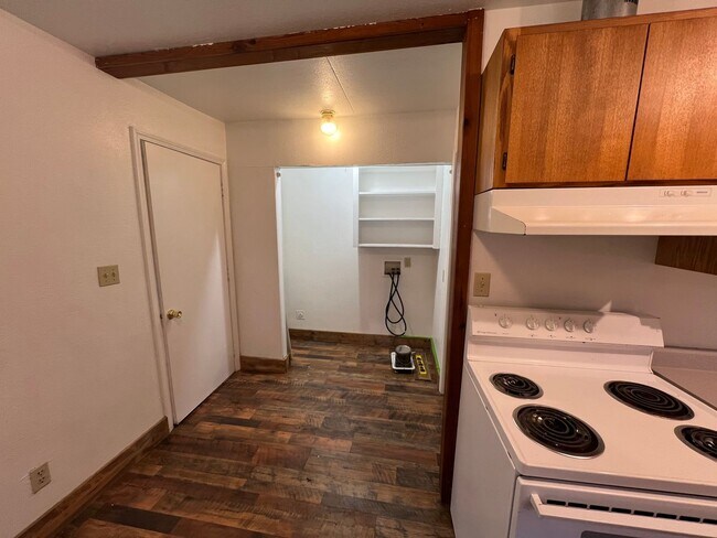 Building Photo - 2 Bedroom/ 1 Bath Unit in Mapleton, OR- Av...