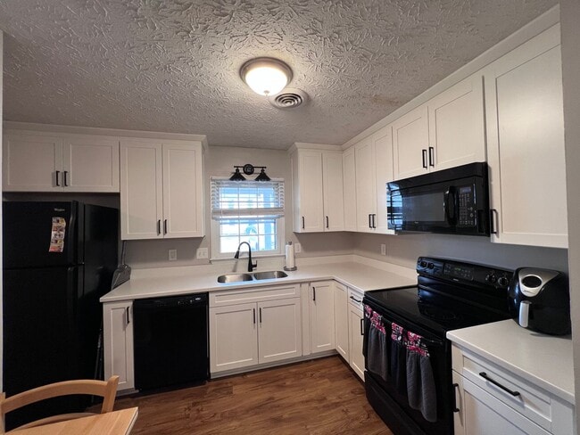 Building Photo - Large 2/2.5 Townhouse near 5 Points and on...