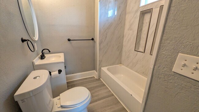 Building Photo - Come home to this great single family home with tons of charm and a beautiful yard