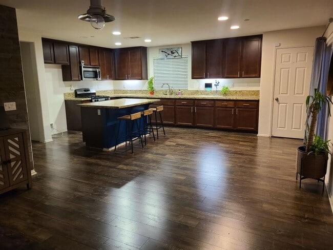 Building Photo - Immaculate Estrella 4 bedroom w Solar