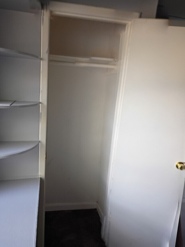 Habitación 1 armario 1 de 2 - 518 Westshire Dr