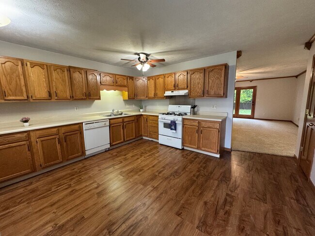 Foto del edificio - Spacious 2 Bed, 2 Bath Home with Fireplace...
