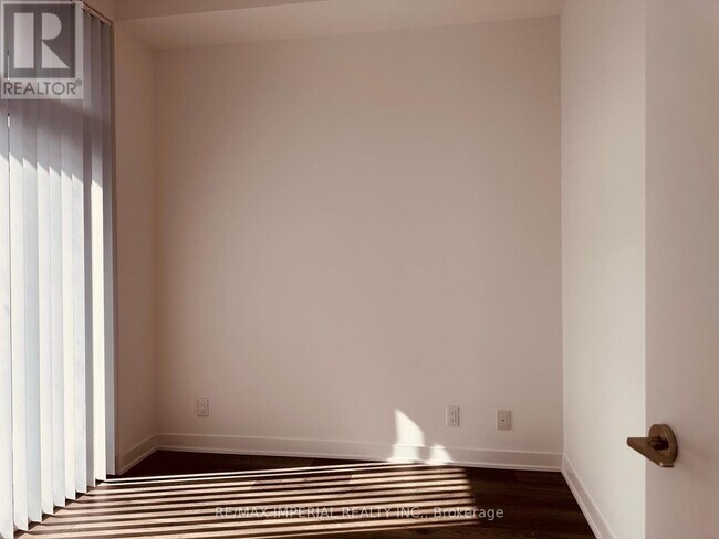 Building Photo - 180 Front St E