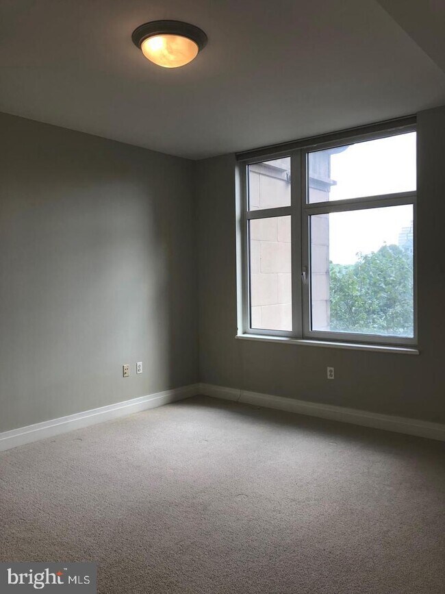 Building Photo - 8220 Crestwood Heights Dr