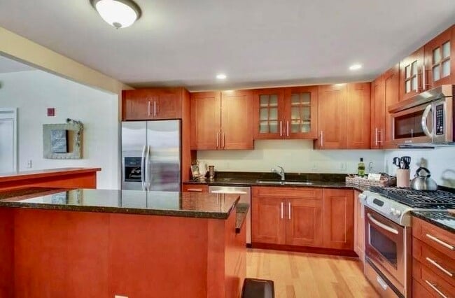 Building Photo - 1025 Maxwell Ln