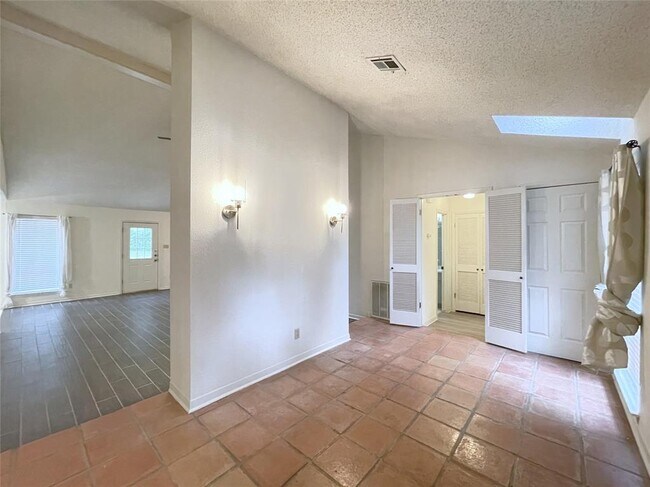 Foto del edificio - 1500 Breezeknoll Cir