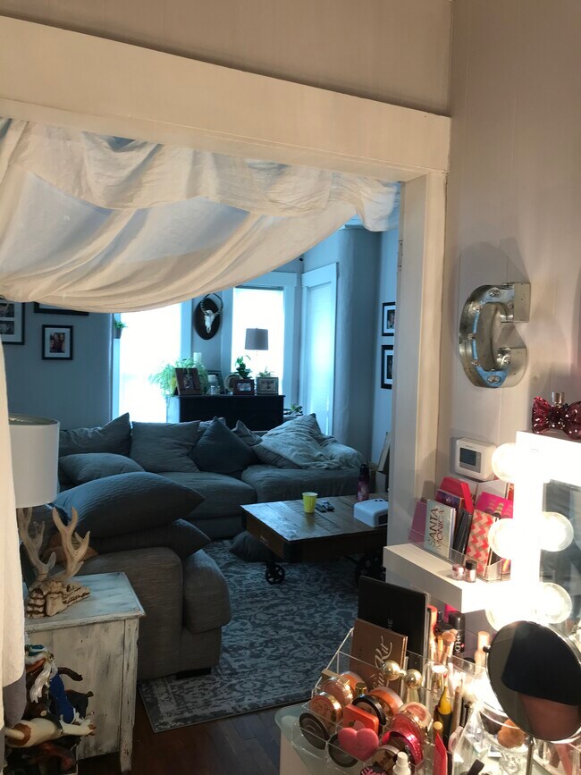 Foto del edificio - 77 W Main St