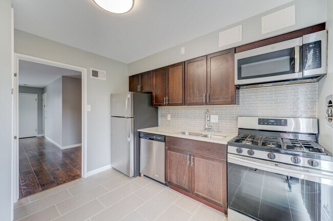 Foto del edificio - Gorgeous 2 Bedroom Condo with a Move-in Sp...