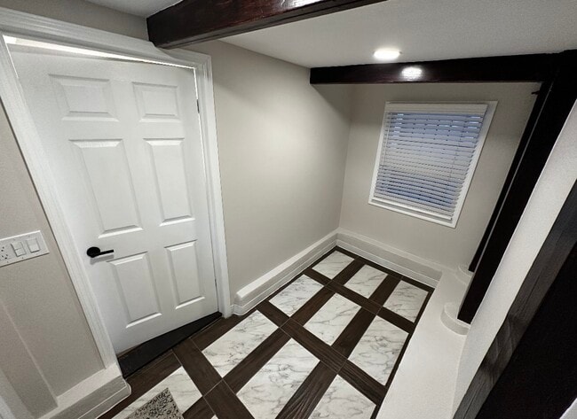 Foyer - 4618 N Karlov Ave
