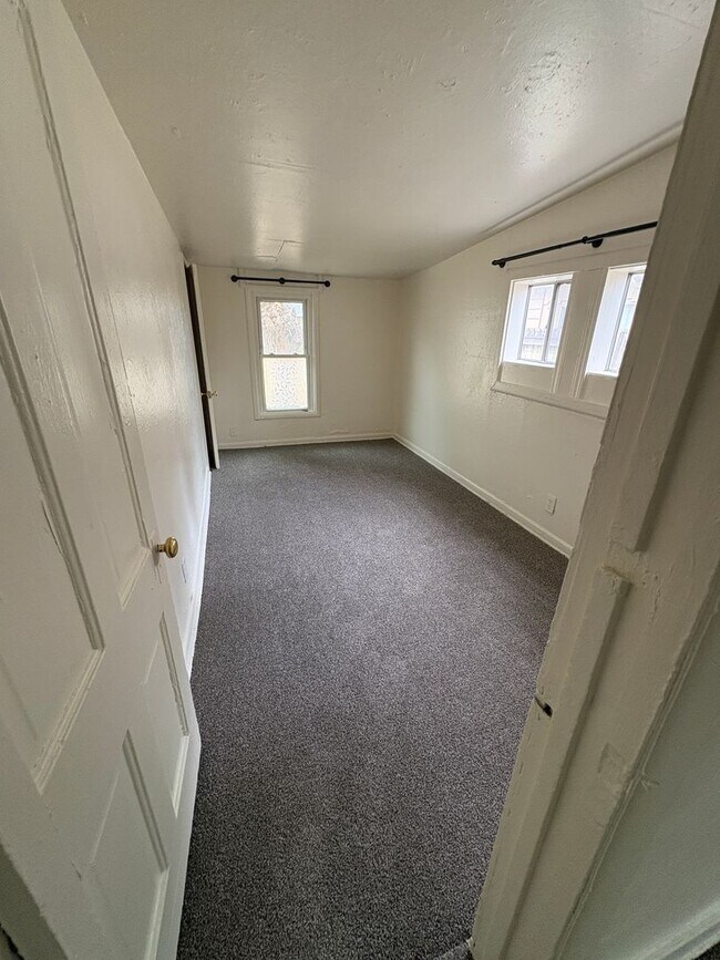 Foto del edificio - Two Bedroom Single Family Home With Detach...