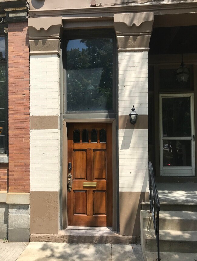 Street Entry - 818 Cedar Ave