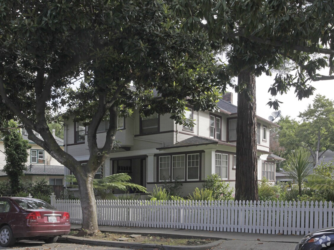 Primary Photo - 147-159 Emerson St