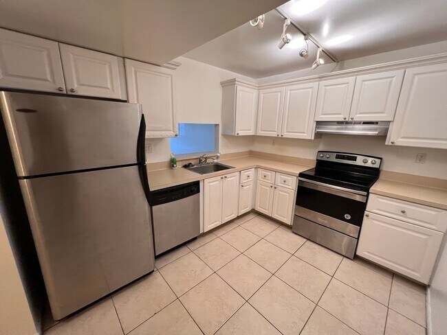Building Photo - Excellent unit in BelaSera Condo
