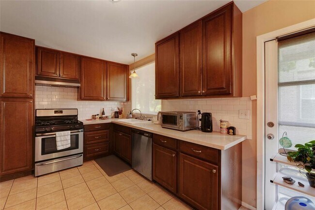 Building Photo - 1405 Broadmoor Dr