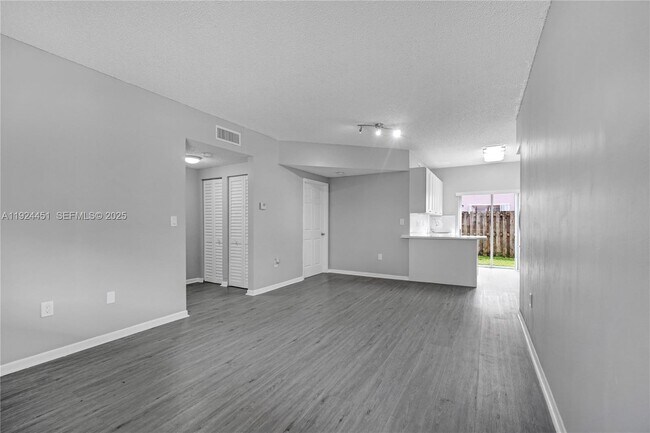 Foto del edificio - 8021 Lake Dr