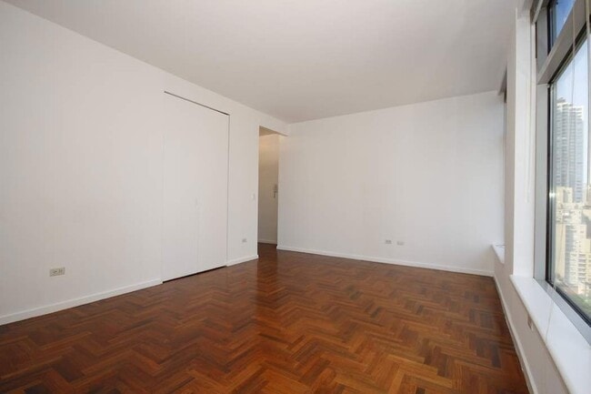Building Photo - 250 E 54th St