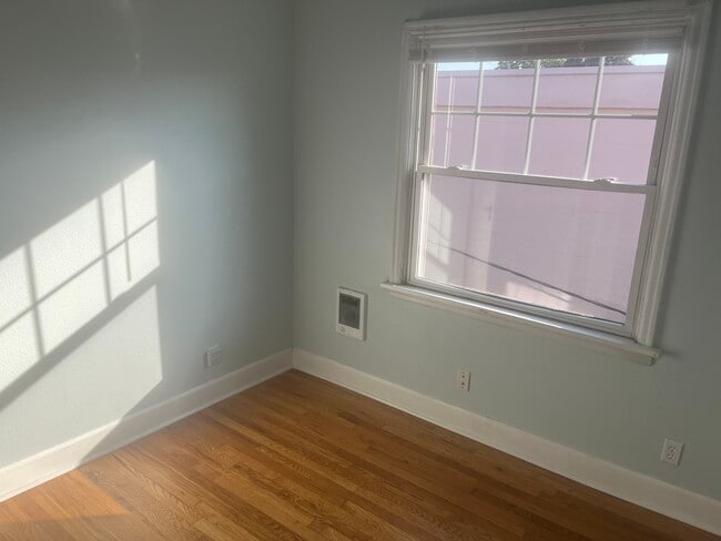 Ample natural sun light - 711 NE Randall Ave