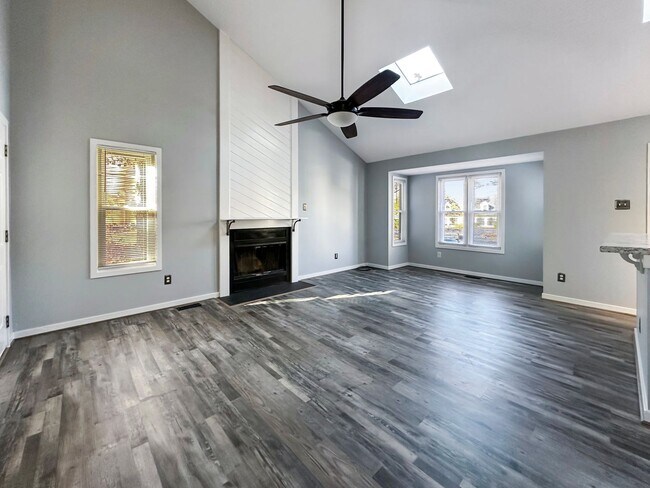 Foto del edificio - Spacious 3-Bed, 2-Bath Home with Open Floo...