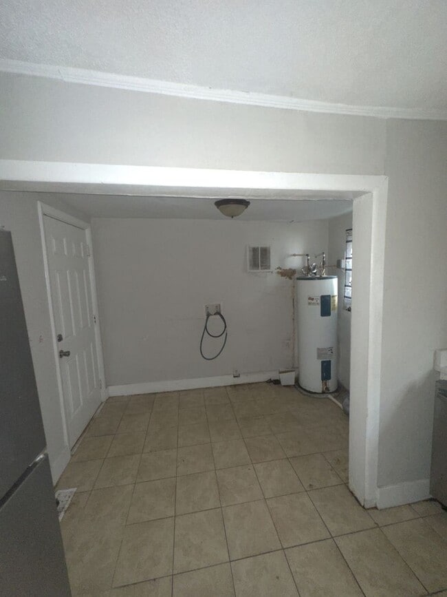 Building Photo - Single Family Home Available Almost Immediately!