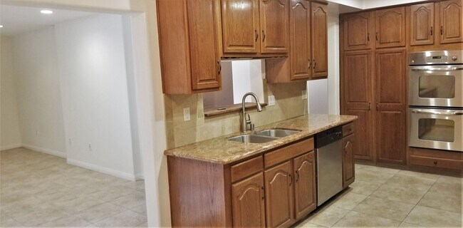 Foto del edificio - Amazing 2-Story 4 Bdr 3 Bath Family Home i...
