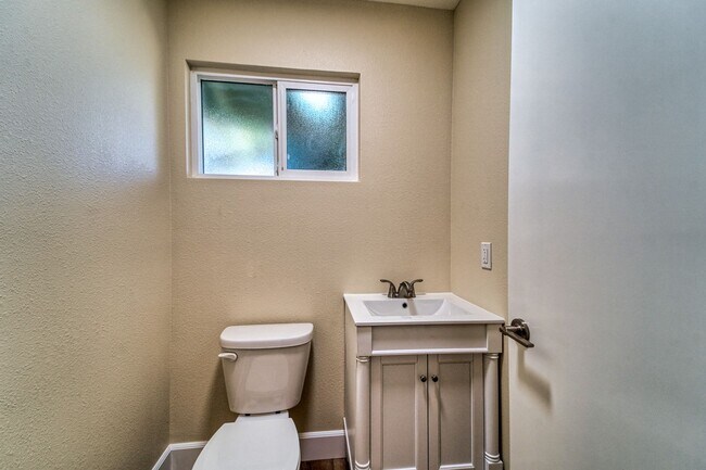 Foto del edificio - Spacious 4-Bedroom Home with Modern Amenit...