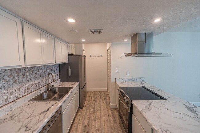 Building Photo - Cozy Upgraded Bungalow in Scottsdale – A M...