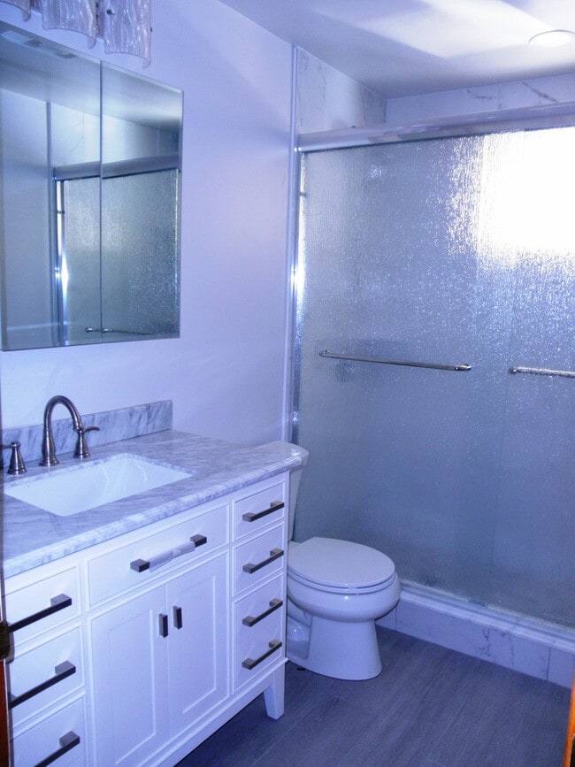 Bathroom - 127 BROWN St