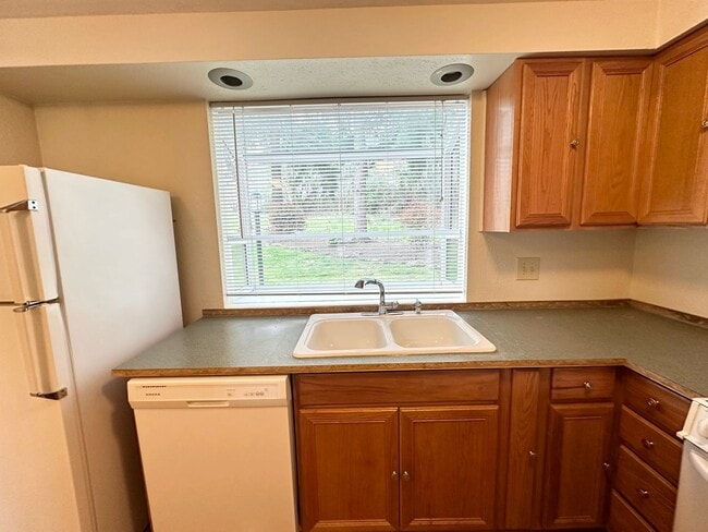 Building Photo - Ideal 2 Bedroom 2 Bathroom Lower Level Unit - Backs to Beautiful Greenspace!