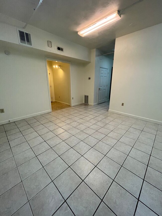 Foto del edificio - Prime location 2 Bedroom 1 Bath with Den Downtown