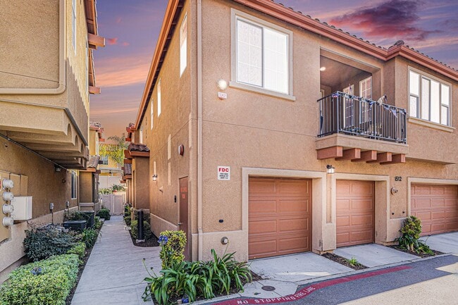 Building Photo - 3 Bedroom 2 1/2 Bath Condo with yard and g...