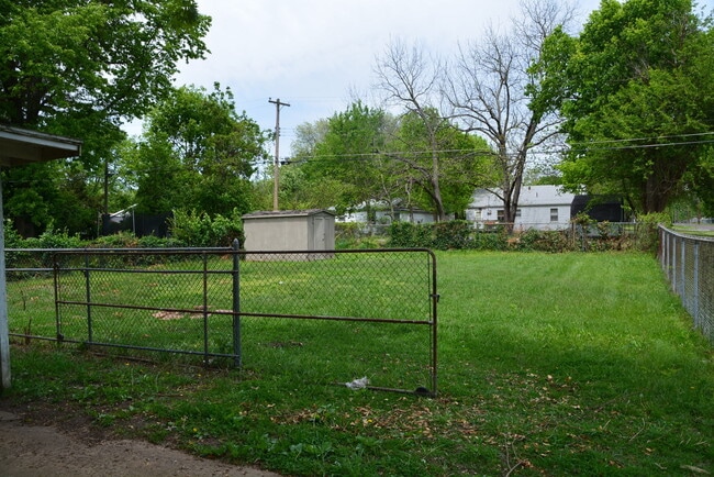 Building Photo - 3 Bedroom 1 Bath home with a Fenced back Yard!