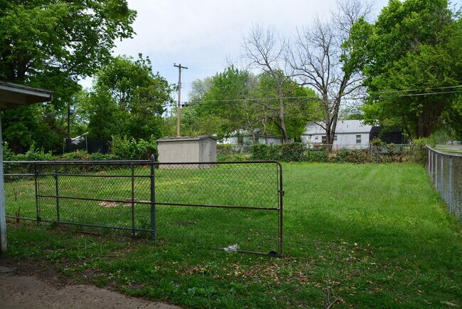 Foto del edificio - 3 Bedroom 1 Bath home with a Fenced back Yard!