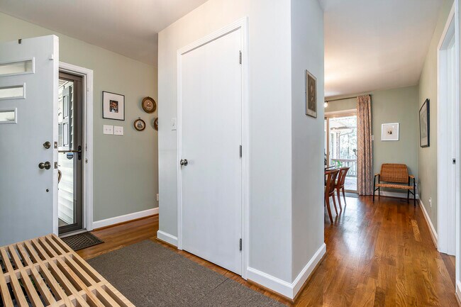 Building Photo - 844 Summerville Dr