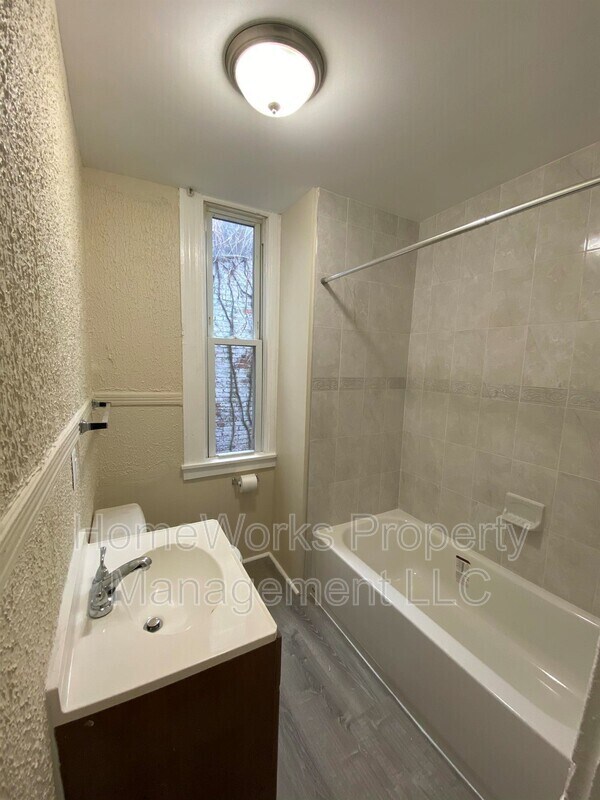 Foto del edificio - 2414 Loch Raven Rd