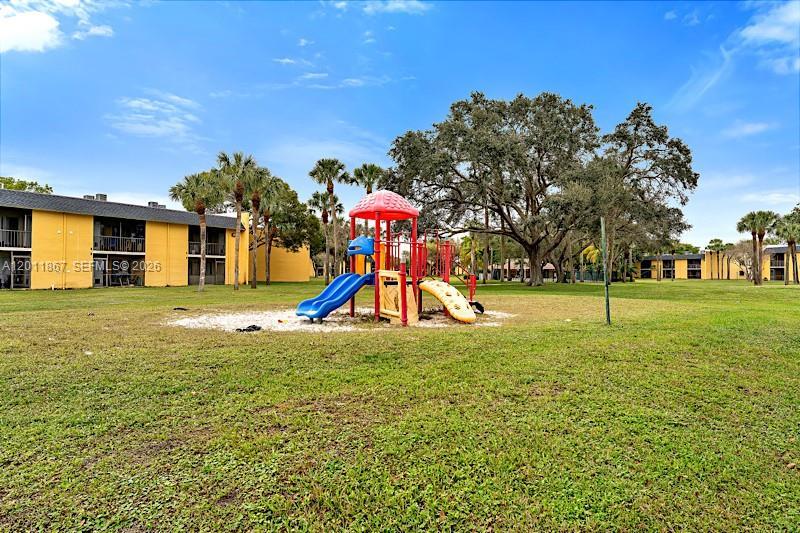 Foto del edificio - 1408 Meadows Cir W