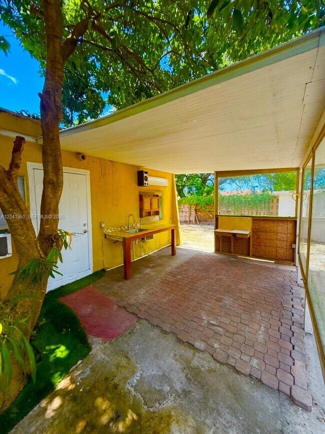 Building Photo - 1340 Peri St