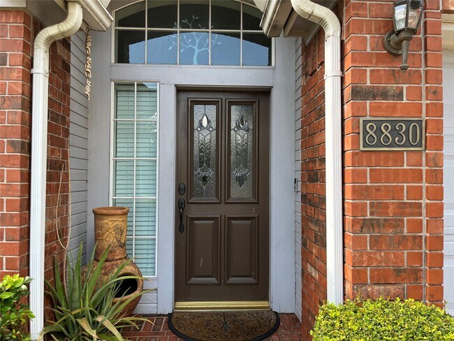 Foto del edificio - 8830 Fairbloom Ln