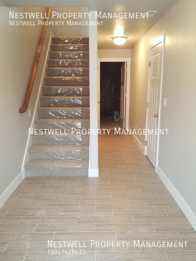 Building Photo - Wonderful Three-Story Townhome in Traverse...