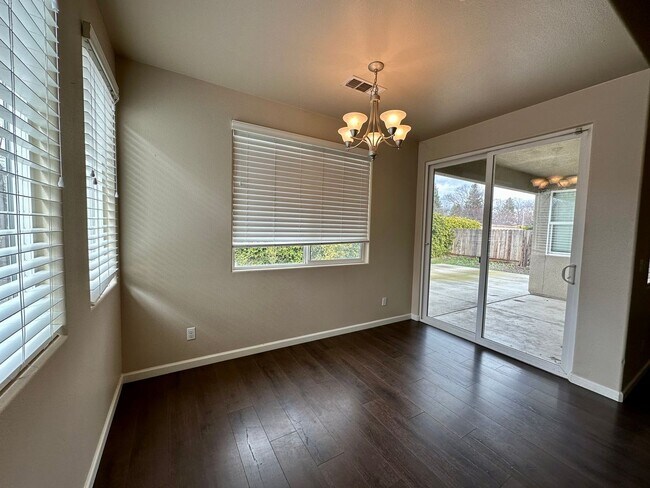 Foto del edificio - NW Visalia Home Coming Soon!