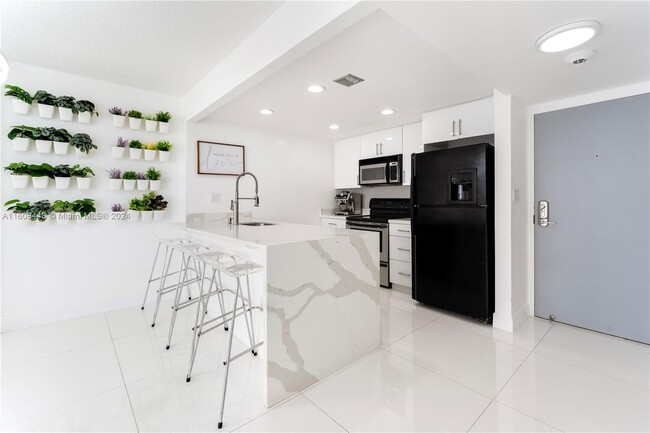Foto del edificio - 600 NE 36th St
