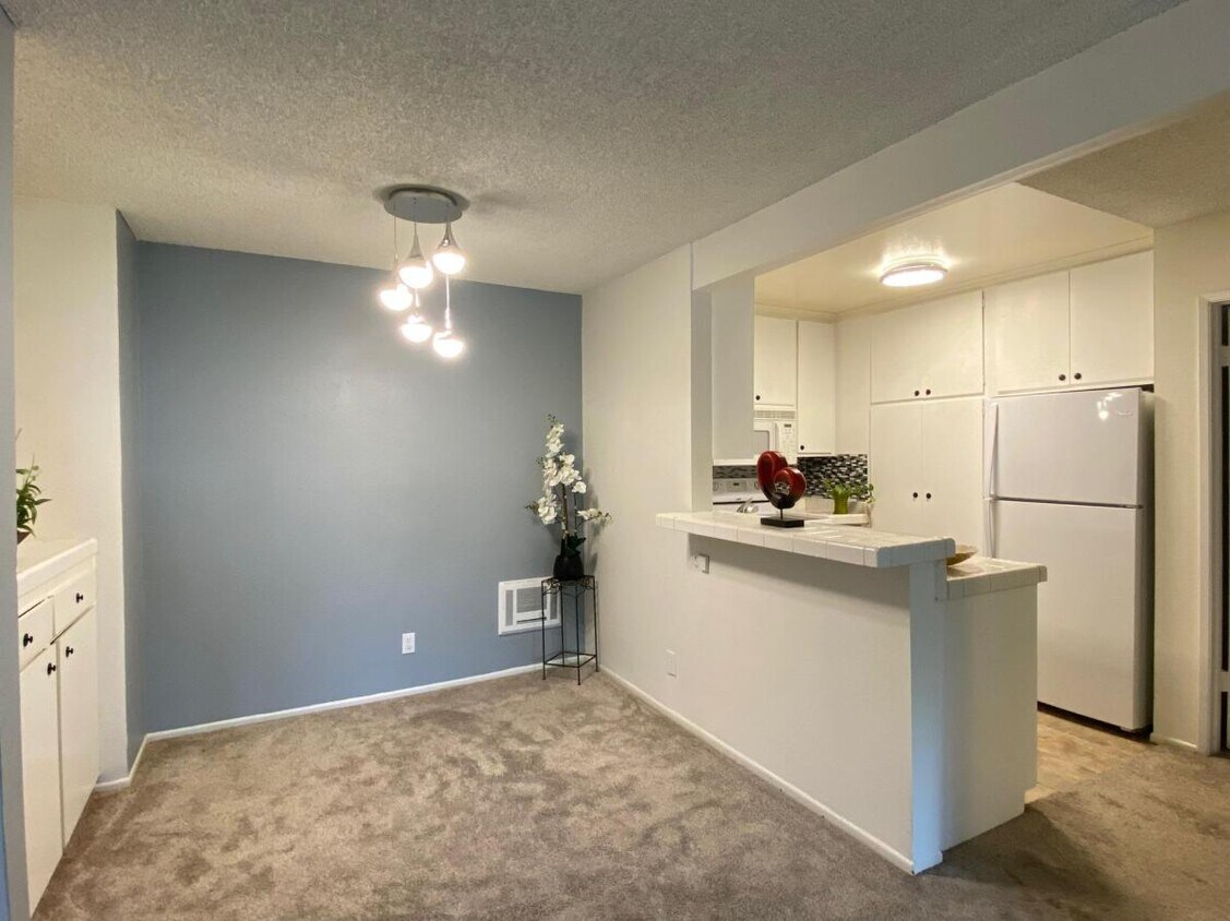 Foto principal - 355 S Los Robles Ave